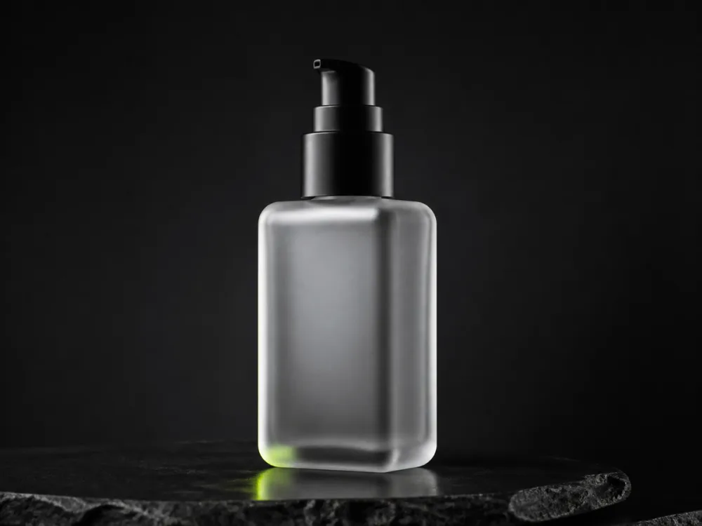 Silver pump bottle packshot on a dark background, an e-commerce product ad